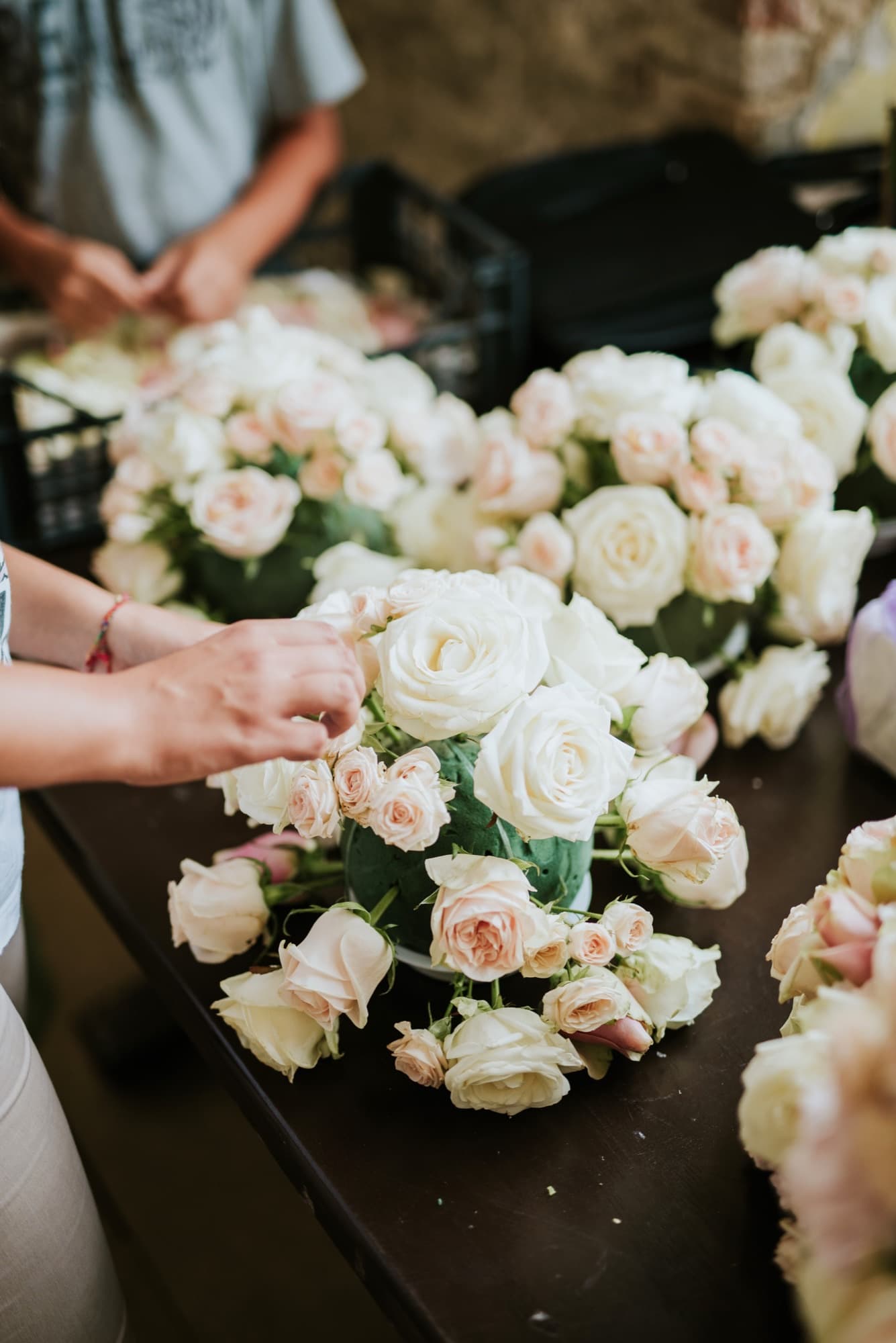 Florista organizando tallos de flor para una boda